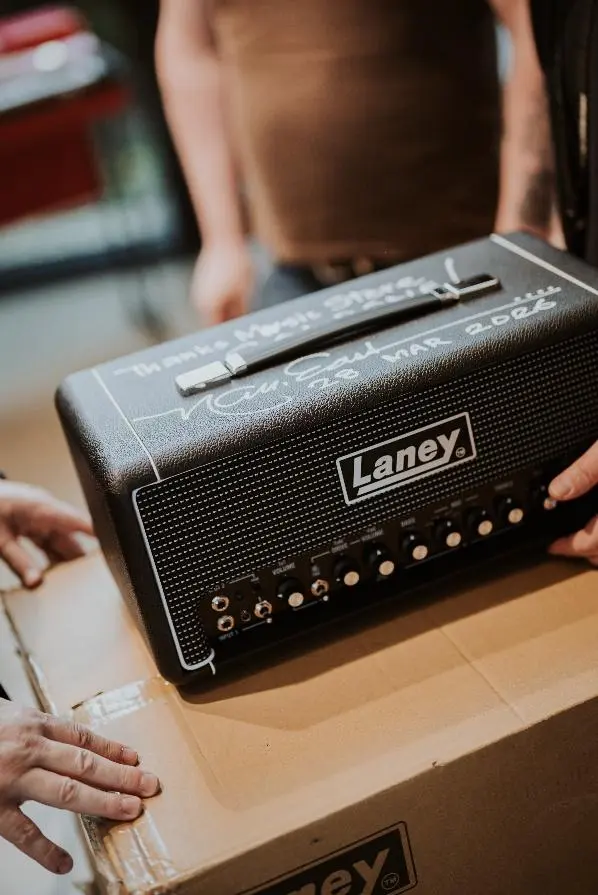 LANEY &uuml;bergibt signierten Bass Stack an MUSIC STORE professional GmbH Bild 2