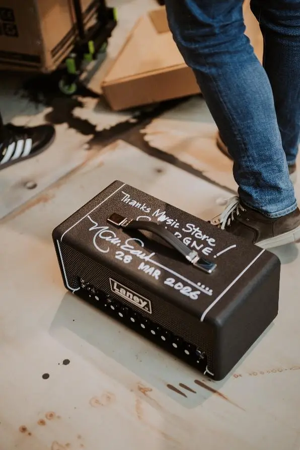 LANEY &uuml;bergibt signierten Bass Stack an MUSIC STORE professional GmbH Bild 3